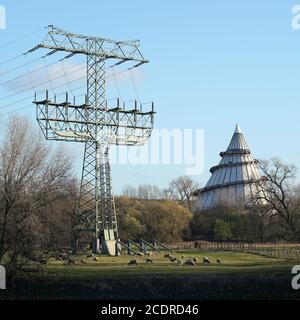 Les rives de l'Elbe près de Magdeburg avec le Millenium Tour Banque D'Images