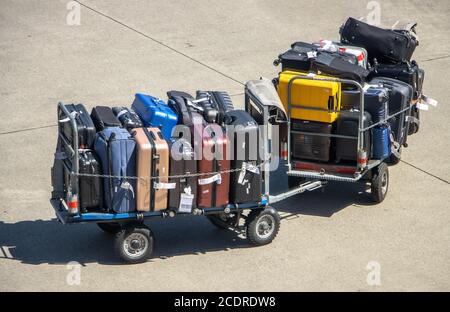 Bagages chargés sur un chariot à l'aéroport. Valises de passagers sur un chariot prêt pour le transport. Banque D'Images