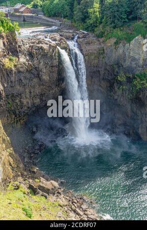 Superbes chutes de Snoqualmie dans l'État de Washington. Banque D'Images