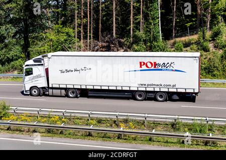 Volvo FH POLmak camion avec remorque curtainside sur autoroute. Banque D'Images