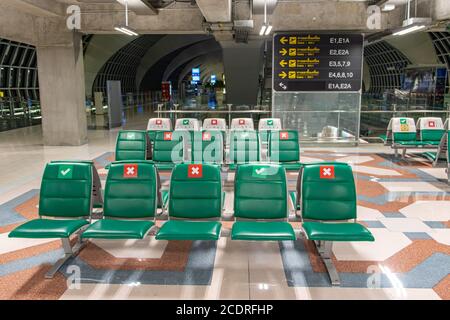 BANGKOK, THAÏLANDE, JUILLET 29 2020, les sièges vides avec signe de distance sociale dans le hall d'un aéroport. Banque D'Images