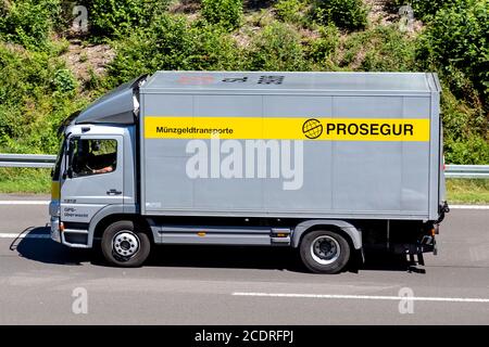 Mercedes-Benz Atego Prosegur transporteur de monnaie sur autoroute. Banque D'Images