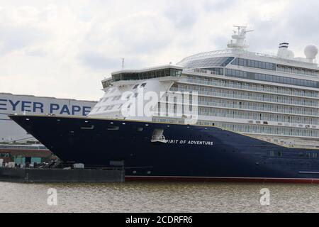 Le navire de croisière Spirit of Adventure se trouve devant le chantier naval Meyer à Papenburg le 1er août 2020. Banque D'Images