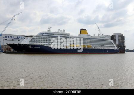 Le navire de croisière Spirit of Adventure se trouve devant le chantier naval Meyer à Papenburg le 1er août 2020. Banque D'Images