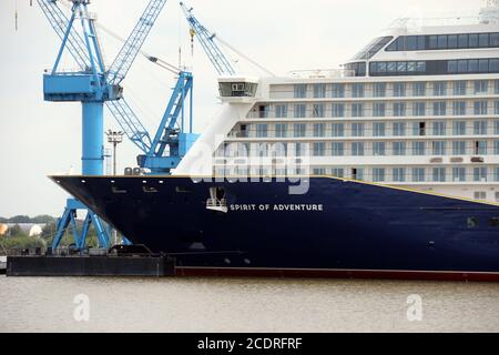 Le navire de croisière Spirit of Adventure se trouve devant le chantier naval Meyer à Papenburg le 1er août 2020. Banque D'Images