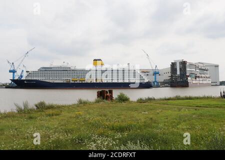 Le navire de croisière Spirit of Adventure se trouve devant le chantier naval Meyer à Papenburg le 1er août 2020. Banque D'Images