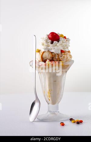 Sundae au caramel et au beurre d'arachide Banque D'Images