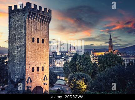 Les toits de Florence, en Italie, avec la Torre San Niccolo. Banque D'Images