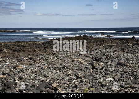 Plage avec pierres de lave à Orzola sur Lanzarote, îles Canaries, Espagne, Europe Banque D'Images