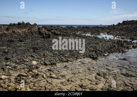 Plage avec pierres de lave à Orzola sur Lanzarote, îles Canaries, Espagne, Europe Banque D'Images