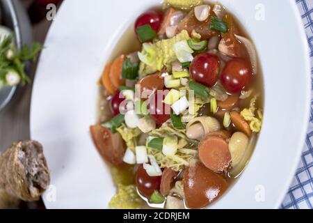 Minestrone au chou de Savoie, carottes, haricots blancs, Cobbettis et tomates Banque D'Images