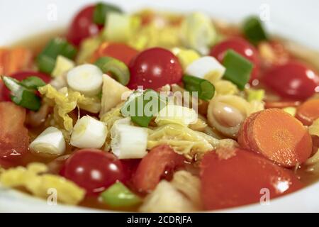 Minestrone au chou de Savoie, carottes, haricots blancs, Cobbettis et tomates Banque D'Images