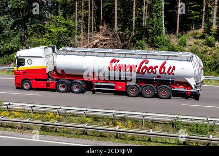 Simon Loos Mercedes-Benz Actros camion avec remorque de silo sur autoroute. Banque D'Images