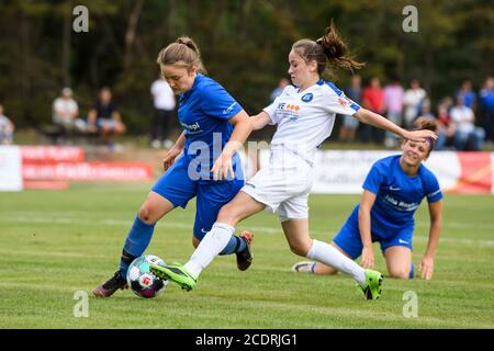 Lina-Marie Mueller (KSC) en duels avec Annika Stellmacher (Viernheim). GES/football/finale Bad FV Cup femmes/TSV Amicitia Viernheim - Karlsruher SC, 29.08.2020 football/football: Féminine Bad FV Cup finale: Viernheim vs Karlsruhe, Ketsch, 29 août 2020 | utilisation dans le monde entier Banque D'Images