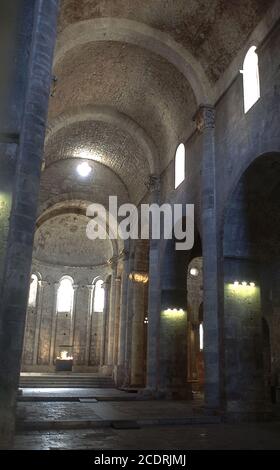 INTERIOR DE LA IGLESIA DE SAN PEDRO DE GALLIGANTS - S XII - ROMANICO CATALAN - ACTUALMENTE MUSEO ARQUEOLOGICO. LIEU: MONASTERIO DE SAN PEDRO DE GALLIGANTS. GERONA. ESPAGNE. Banque D'Images