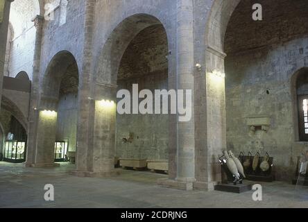 INTERIOR DE LA IGLESIA DE SAN PEDRO DE GALLIGANTS - S XII - ROMANICO CATALAN - ACTUALMENTE MUSEO ARQUEOLOGICO. LIEU: MONASTERIO DE SAN PEDRO DE GALLIGANTS. GERONA. ESPAGNE. Banque D'Images