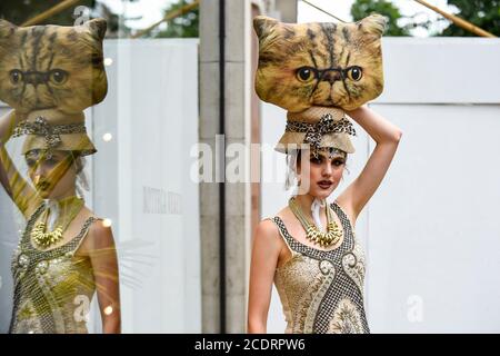 Londres, Royaume-Uni. 29 août 2020. Les mannequins participent à un défilé de mode à Sloane Street, à Knightsbridge, pour le designer Pierre Garroudi. Credit: Stephen Chung / Alamy Live News Banque D'Images