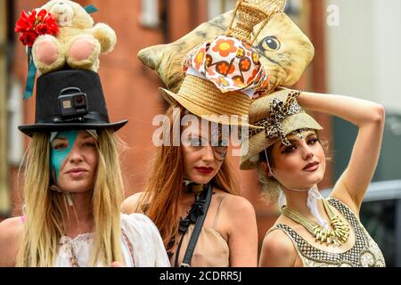 Londres, Royaume-Uni. 29 août 2020. Les mannequins participent à un défilé de mode à Sloane Street, à Knightsbridge, pour le designer Pierre Garroudi. Credit: Stephen Chung / Alamy Live News Banque D'Images