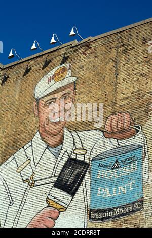 Une fresque publicitaire d'époque peinte sur le mur extérieur en brique d'un ancien magasin de peinture qui abrite maintenant un Hard Rock Cafe à Nashville, Tennessee. Banque D'Images