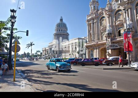 Capitole et circulation près de Central Park, la Havane, Cuba Banque D'Images