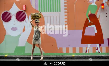 Londres, Royaume-Uni. 29 août 2020. Les mannequins participent à un défilé de mode à Sloane Street, à Knightsbridge, pour le designer Pierre Garroudi. Credit: Stephen Chung / Alamy Live News Banque D'Images