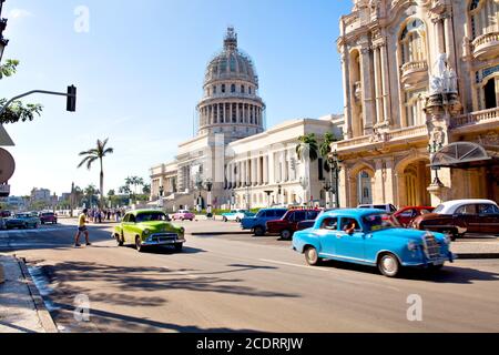 Circulation en face du Capitole près de Central Park, la Havane, Cuba Banque D'Images