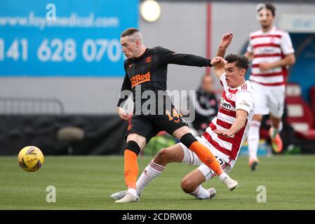 Ryan Kent (à gauche) et Shaun, du Ranger, de Hamilton Academic, veulent se battre pour le ballon lors du match écossais Premiership au Fountain of Youth Stadium, à Hamilton. Banque D'Images