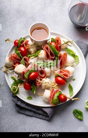 Hors-d'œuvre, brochettes d'antipasti Banque D'Images