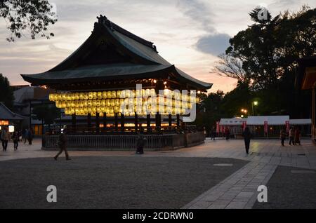 Le sanctuaire Yasaka (jap. 八坂神社, Yasaka-jinja), Kyoto, Japon Banque D'Images