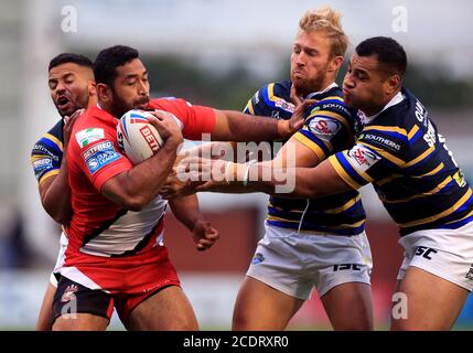 Salford Red Devils Sebastine Ikahihihififo est affrontée par Leeds Rhinos Ava Seumanufagai, Matt Prior et Robert Lui lors du match de la Super League au Halliwell Jones Stadium, Warrington. Banque D'Images