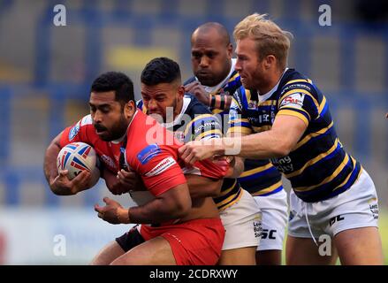 Salford Red Devils Sebastine Ikahihihififo est affrontée par Leeds Rhinos Ava Seumanufagai, Matt Prior et Robert Lui lors du match de la Super League au Halliwell Jones Stadium, Warrington. Banque D'Images