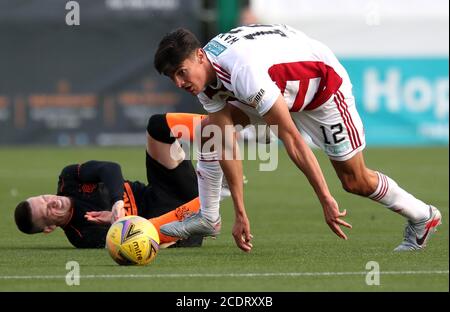 Ryan Kent des Rangers (à gauche) et Shaun du Hamilton Academic veulent se battre pour le ballon lors du match de la première écossaise au Fountain of Youth Stadium, Hamilton. Banque D'Images