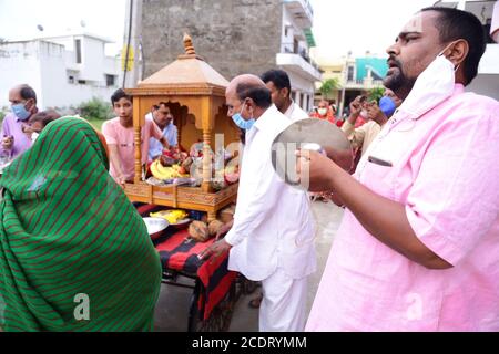 Beawar, Rajasthan, Inde, août 29,2020: Les dévotés hindous prennent part à une procession religieuse avec l'idole de Lord Krishna à l'occasion du festival 'Jal Jhulni Ekadashi' au milieu d'une pandémie de coronavirus, à Beawar. Sur cet Ekadashi, les Hindous adorent l'Avatar Vamana du Seigneur Vishnu. On croit que celui qui observe le jeûne de ce jour est béni d'un immense bonheur et de la bonne fortune. Une autre croyance que mère Yashodha lavé les vêtements de Seigneur Krishna ce jour. Crédit : Sumit Saraswat/Alay Live News Banque D'Images