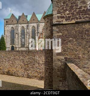 Petri église dans la vieille ville de Magdeburg avec des pièces du mur historique de la ville Banque D'Images