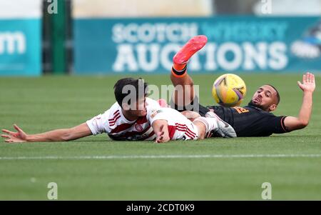 Shaun Rant (à gauche) et Kemar Roofe des Rangers se battent pour le ballon lors du match Scottish Premiership au Fountain of Youth Stadium, à Hamilton. Banque D'Images