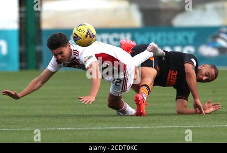 Shaun Rant (à gauche) et Kemar Roofe des Rangers se battent pour le ballon lors du match Scottish Premiership au Fountain of Youth Stadium, à Hamilton. Banque D'Images