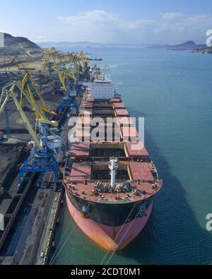 Navire sous chargement en Russie, port vostochny Banque D'Images