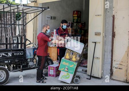 Gaza, Palestine. 29 août 2020. Par mesure de précaution, les réfugiés palestiniens portent un masque facial lors du confinement de la Covid en 19.la bande de Gaza est soumise à un confinement national depuis le 25 août, après la détection des premiers cas de SRAS-COV-2. Crédit : Mahmoud Issa/SOPA Images/ZUMA Wire/Alay Live News Banque D'Images