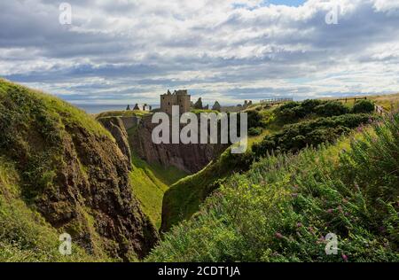 Château de Dunnottar une forteresse médiévale du XVe siècle en ruines construite sur Un promontoire rocheux près de Stonehaven dans le nord-est de Écosse Banque D'Images