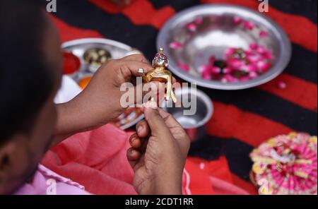 Beawar, Rajasthan, Inde, août 29,2020: Les dévotés hindous exécutent le bain Saint de Lord Krishna au temple de Sanwaliya Seth à l'occasion du festival 'Jal Jhulni Ekadashi' au milieu d'une pandémie de coronavirus, à Beawar. Sur cet Ekadashi, les Hindous adorent l'Avatar Vamana du Seigneur Vishnu. On croit que celui qui observe le jeûne de ce jour est béni d'un immense bonheur et de la bonne fortune. Une autre croyance que mère Yashodha lavé les vêtements de Seigneur Krishna ce jour. Crédit : Sumit Saraswat/Alay Live News Banque D'Images