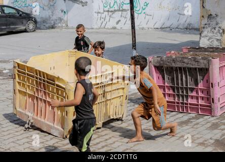 Gaza, Palestine. 29 août 2020. Des enfants palestiniens jouent dans un endroit vide et déserté du camp de Jabalia pendant le confinement de la Covid 19.la bande de Gaza est soumise à un confinement national depuis le 25 août après la détection des premiers cas de SRAS-COV-2. Crédit : Mahmoud Issa/SOPA Images/ZUMA Wire/Alay Live News Banque D'Images