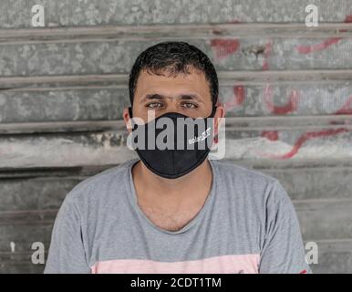 Gaza, Palestine. 29 août 2020. Un palestinien qui pose pour une photo tout en portant un masque facial, lors d'un verrouillage de la bande de Gaza en 19.la bande de Gaza est soumise à un verrouillage national depuis le 25 août après la détection des premiers cas de SRAS-COV-2. Crédit : Mahmoud Issa/SOPA Images/ZUMA Wire/Alay Live News Banque D'Images