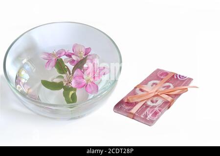 Savon floral naturel fait main et fleurs de cerise dans l'eau Banque D'Images