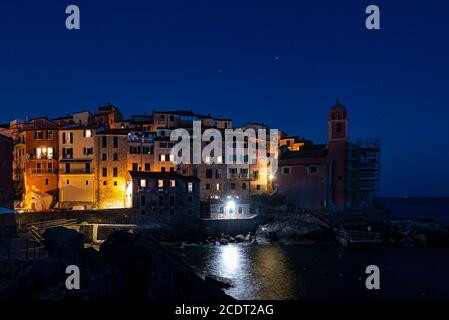 Scène nocturne du village de Tellaro en Ligurie Banque D'Images