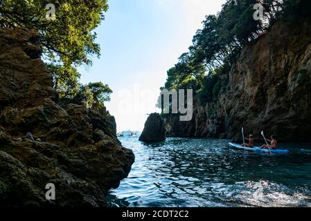 Canoë sur la plage de Caletta à Lerici Banque D'Images