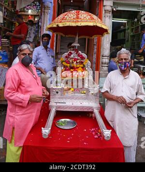 Beawar, Rajasthan, Inde, août 29,2020: Les dévotés hindous offrent des prières à Lord Rama et à la déesse Sita à l'occasion du festival 'Jal Jhulni Ekadashi', dans le cadre d'une pandémie de coronavirus, à Beawar. Sur cet Ekadashi, les Hindous adorent l'Avatar Vamana du Seigneur Vishnu. On croit que celui qui observe le jeûne de ce jour est béni d'un immense bonheur et de la bonne fortune. Une autre croyance que mère Yashodha lavé les vêtements de Seigneur Krishna ce jour. Crédit : Sumit Saraswat/Alay Live News Banque D'Images