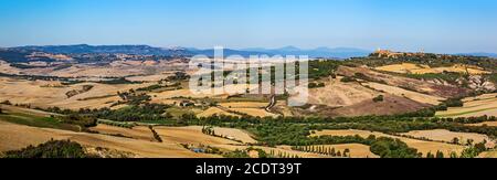Paysage de Toscane avec panorama sur la colline de la ville de Pienza, Italie. Banque D'Images