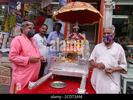 Beawar, Rajasthan, Inde, août 29,2020: Les dévotés hindous offrent des prières à Lord Rama et à la déesse Sita à l'occasion du festival 'Jal Jhulni Ekadashi', dans le cadre d'une pandémie de coronavirus, à Beawar. Sur cet Ekadashi, les Hindous adorent l'Avatar Vamana du Seigneur Vishnu. On croit que celui qui observe le jeûne de ce jour est béni d'un immense bonheur et de la bonne fortune. Une autre croyance que mère Yashodha lavé les vêtements de Seigneur Krishna ce jour. Crédit : Sumit Saraswat/Alay Live News Banque D'Images