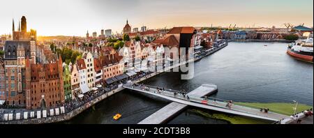 Gdansk, Pologne du Nord - 13 août 2020 : photo aérienne grand angle du remblai de la rivière Motlawa dans la vieille ville au coucher du soleil en été Banque D'Images