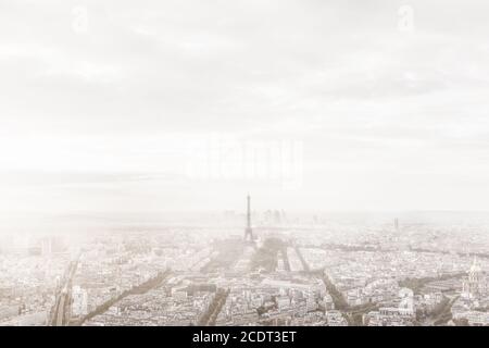 Paris, France dans un brouillard brumeux. La Tour Eiffel est brumeuse, avec une vue unique. Banque D'Images